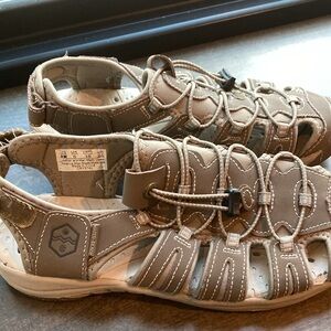 Khombu water sandals size 8 women’s